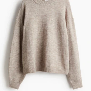 Beige stickad tröja - Mysig beige stickad tröja fårn hm!! Den är slut i de flesta storlekar och jag har aldrig använt den så prislappen är kvar🩷 Kom privat för fler frågor🫶🏼 Nypriset är 199kr och säljer för 199kr