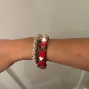 Rött armband med nitar från Valentino -  Rött armband från Valentino. Kommer i originalförpackning med dustbag. Bra skick. 