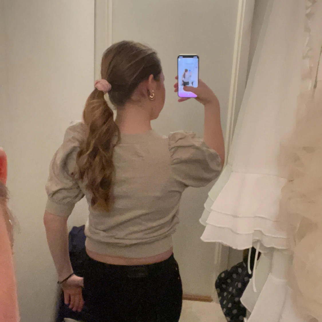 Beige kortärmad topp med puffärmar - 90