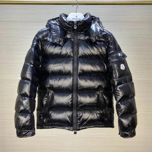 Svart pufferjacka från Moncler - Säljer en snygg svart pufferjacka från Moncler i mycket bra skick. Jackan är quiltad och har en dragkedja framtill. Den är perfekt för vintern med sin varma och stiliga design. Moncler-loggan är broderad på ärmen. Passar perfekt för både vardag och fest! Kom privat så löser vi jackan🫡🫡