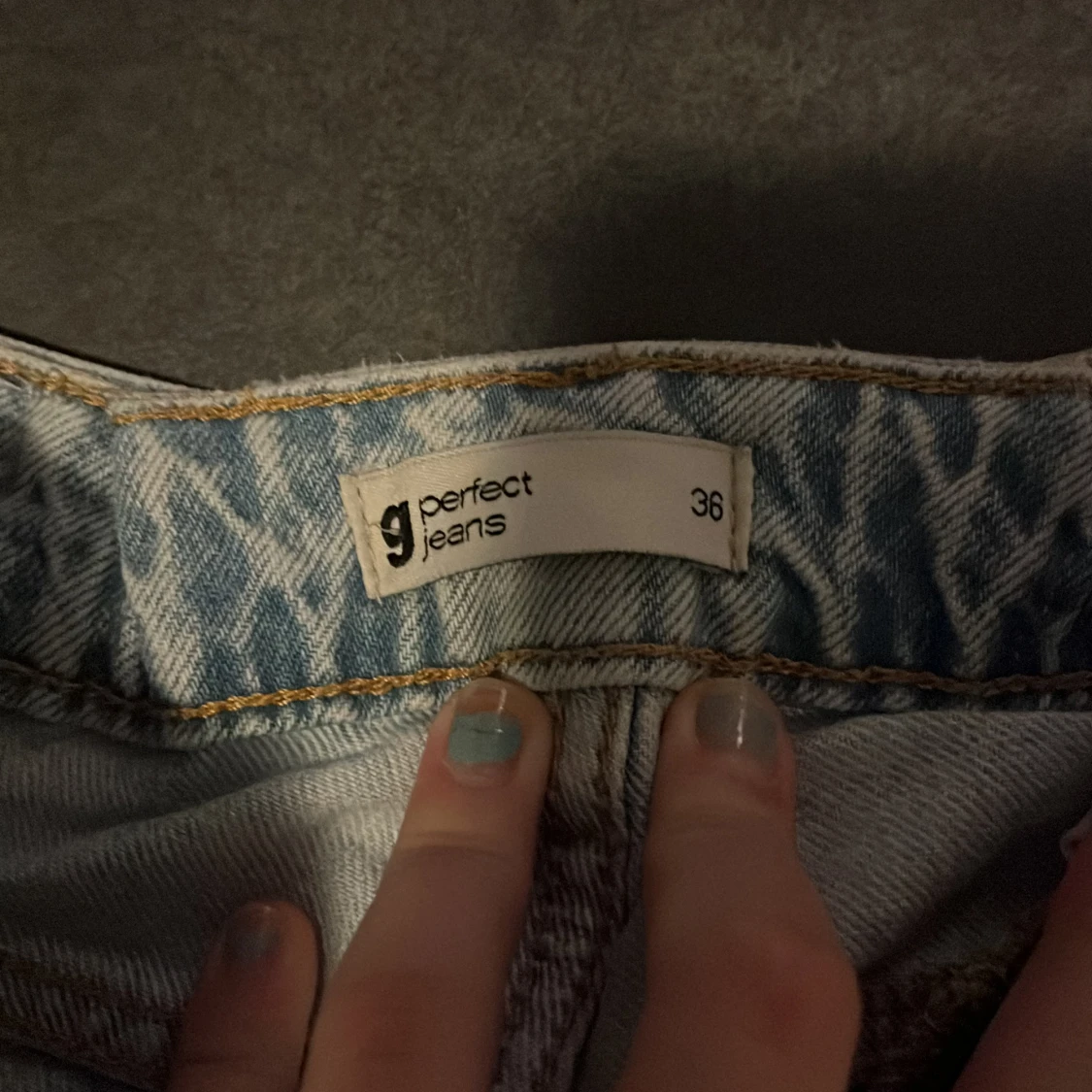 Ljusa jeans med slitningar - 90