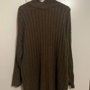 Brun stickad tröja - Mysig brun stickad tröja med ribbad design. Perfekt för kyliga höst- och vinterdagar. Varan är använd men i bra skick, från shein och i storlek L. Den kommer till knälängd ( som 163cm )