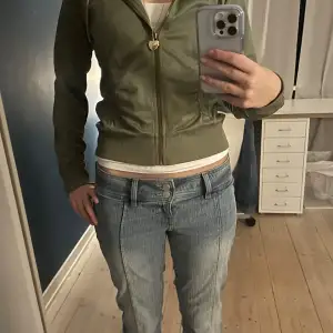 Intressekoll på min gröna vintage zip!🩷Perfekt grön färg, så fin till höst och vår! (skriv gärna om ni vill ha fler bilder eller har övriga frågor om plagget)