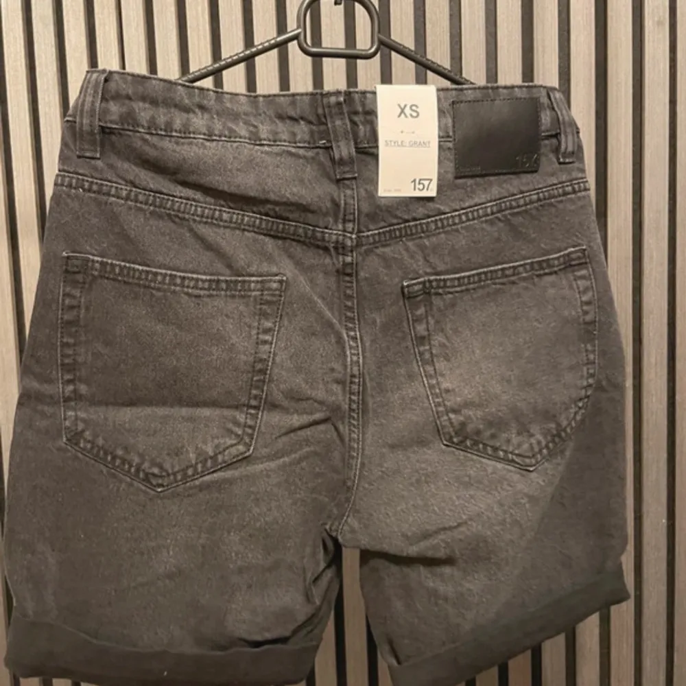 Snygga svart  jeansshorts från 157 i stil Grant. Perfekta för sommaren med en klassisk femficksdesign och knappgylf. De har en avslappnad passform och är gjorda i slitstarkt denim. Perfekta för en casual look!. Shorts.