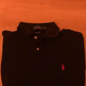 Säljer denna as feta Svart Piké med röd detalj från Ralph Lauren. Den är i 9/10 skick inga defekter bara lite använd. Står L men är i barnstorlek så passar S-M i Men storlek. Priset är diskuterbart!🔥💯