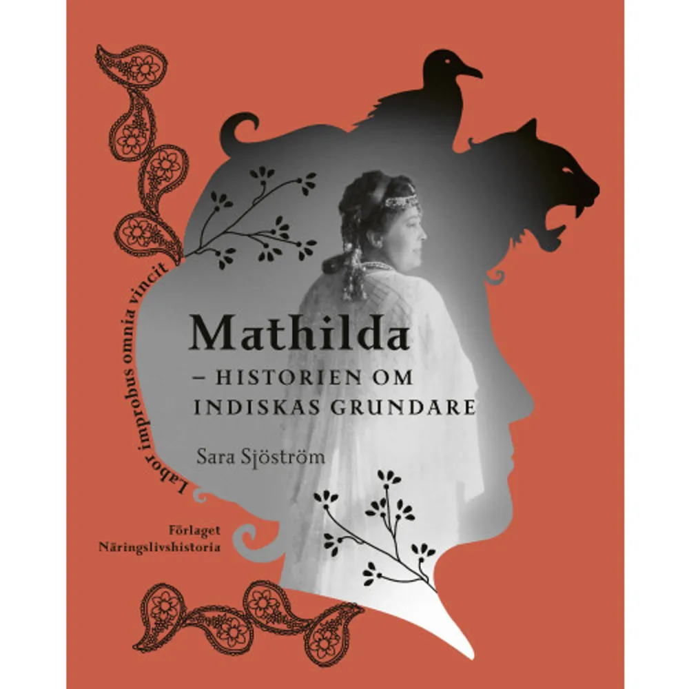 En het sommardag kommer den svenska missionären Mathilda Hamilton till en liten isolerad by i Indien. Det blir en vistelse som kommer att förändra hela hennes liv. Inspirerad av de vackra indiska hantverken reser hon så småningom tillbaka till Sverige och startar butiken Indiska Utställningen i Stockholm 1901, grunden till det som blev butikskedjan Indiska. Hennes orientaliska butik blir en stor framgång och gör Mathilda förmögen och välkänd. Allt detta i en tid när kvinnor inte ens har rösträtt. Men hennes liv är också fyllt av lidanden. Under sina resor drabbas hon av allvarliga sjukdomar, hon utsätts för hänsynslösa svek, blir tvångsintagen på Beckomberga sjukhus och förlorar allt. Mathilda historien om Indiskas grundare är en biografi om en färgstark person som levde ett makalöst liv. En berättelse som helt skulle ha fallit i glömska om det inte vore för ett efterlämnat fotoalbum.     Format Inbunden   Omfång 160 sidor   Språk Svenska   Förlag Förlaget Näringslivshistoria   Utgivningsdatum 2022-09-06   Medverkande Åsa Kax Ideberg   Medverkande Sara Johansson   ISBN 9789198516166  . Böcker.