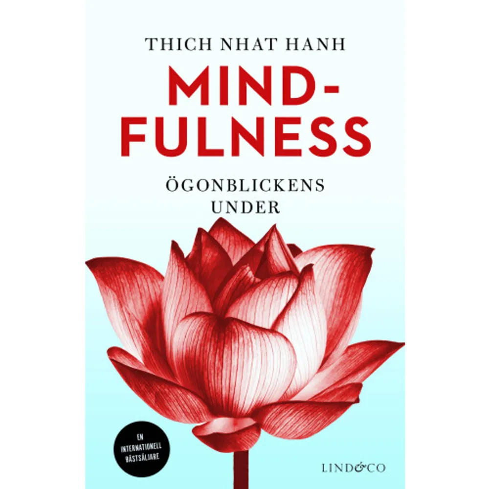 Mindfulness ögonblickens under är en modern klassiker och en av den vietnamesiske zenmästaren Thich Nhat Hanhs mest populära böcker. I centrum står konsten att ta makten över sina tankar och vara närvarande i nuet, oavsett om man leker med sina barn, diskar eller bara äter en apelsin. Thich Nhat Hanhs enkla, rättframma stil går rakt in i hjärtat och förmedlar en stark känsla av sinnesnärvaro. Han vet hur man gör för att släppa taget om tankar som hindrar oss från att vara närvarande i stunden. Boken innehåller också meditationsövningar som leder oss inåt mot vårt autentiska jag. Vi är större än vad vi tror och genom att iaktta och släppa taget om negativa tankar och föreställningar kan vi så småningom leva ett mer medvetet och glädjefyllt liv. THICH NHAT HANH är buddist och har nominerats till Nobels fredspris, men boken vänder sig till alla oavsett livsåskådning. De enkla råden inspirerar läsaren att upptäcka undret i varje ögonblick och hitta en rofylld plats i sig själv. Målet är att leva fullt ut, i medveten närvaro, och en mer stimulerande guide är svårt att tänka sig. Nhat Hanh är känd som en av de stora pionjärerna inom mindfulness och har bland annat inspirerat olika kognitiva psykoterapiformer. 