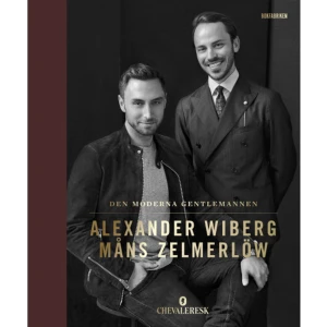 Den moderna gentlemannen (bok, halvklotband) - I handboken Den moderna gentlemannen får du tips, inspiration och råd om allt från smoking till basgarderob. Följ med in i en värld av kostymnörderi, stilsynder och skovård. Vad är en lapel chain och vilken är den enda slipsknuten du behöver kunna? Och vad håller egentligen i alla lägen - tassel loafers eller sneakers? Artisten Måns Zelmerlöw och stilexperten Alexander Wiberg ifrågasätter varandra, guidar och djupdyker i en analys av gentlemannamässig stil - och livsstil. Vad bör en modern gentleman hålla fast vid och vilka beteenden kan förkastas? Ta del av utökade vett och etikett-regler, få en fast hand att hålla i vid din egen whiskyprovning och hitta den för dig perfekta mingelstrategin. Måns och Alexander blev efter första säsongen av tv-serien Chevaleresk nominerade av tittarna till tv-priset Kristallen som Årets bästa manliga programledare för porträtteringen av den moderna gentlemannen. Nu utvecklar de sina tankar vidare i bokform.MÅNS ZELMERLÖW föddes 1986 i Lund. Han är en svensk programledare och folkkär artist, och har varit verksam i bland annat Idol, Allsång på Skansen och Eurovision Song Contest. ALEXANDER WIBERG är civilekonom och egenföretagare, samt grundare av TV-programmet Chevaleresk - Stilsäkert med Måns &amp; Wiberg.     Format Halvklotband   Omfång 208 sidor   Språk Svenska   Förlag Bokfabriken   Utgivningsdatum 2018-09-18   Medverkande Alexander Wiberg   Medverkande Cecilia Pettersson   Medverkande Carl Thorborg   ISBN 9789176299807  