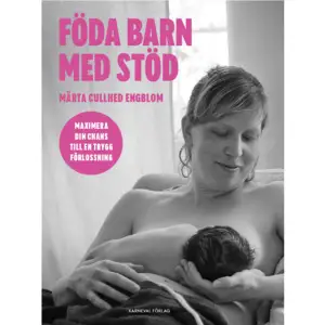 Födande kvinnor i Sverige idag måste de självklart bli ­behandlade som patienter när de kliver över ­tröskeln till förlossningsavdelningen? Eller finns det bättre modeller för hur för­loss­ningar kan gå till?De frågorna har Märta Cullhed Engblom funderat över ända sedan hon utbildade sig till barnmorska. I Föda barn med stöd berättar hon om sina uppleve­l­ser av traditionell förlossningsvård och om hur hon ser på ­olika alternativa metoder som sätter den födande kvinnans egna krafter och behov i fokus.I bokens första halva, Berättelser om ­födande , skriver fjorton kvinnor om sina erfarenheter av för­lossningar som skett mera på deras villkor än på vårdapparatens oavsett om de skett i hemmet eller på sjukhuset.Märta Cullhed Engblom är barnmorska och doula. Hon har arbetat med förlossning och eftervård på Akademiska sjukhuset i ­Uppsala, BB Stockholm och Södra BB. Hon håller även kurser, före­läser och driver bloggen Föda med stöd . UR BOKENFödandet som källa till lust och glädje Varje kvinna har rätt att ­göra ­anspråk på sin egen förlossning. Det gäller både den kvinna som vill ­föda med all medicinsk hjälp som går att få och den som vill föda ­utan ingrepp. Det gäller också den kvinna som vill ­föda med smärtlindring och den som vill upptäcka smärtans potential i ­förlossningsförloppet.Många kvinnor i den här boken ­vittnar om hur den bubbla av stöd som de tog med sig in på ­sjukhuset blev avgörande för att de skulle ­lyckas behålla huvudrollen i sin egen ­förlossningsfilm. Födande är inte rocket science. Det krävs inte alltid medi­cinska ingrepp för att föda barn till världen.Meningen har aldrig varit att ­födande kvinnor ska finnas till för ­sjukhusens skull. Den medicinska ­hjälpen ska framför allt finnas där för vår skull om eller när vi behöver den. Den största kunskapen om ­födande har de födande kvinnorna själva. ­Därför måste vi börja lyssna mer lyhört på dem. Märta Cullhed Engblom    Format Danskt band   Omfång 186 sidor   Språk Svenska   Förlag Karneval förlag   Utgivningsdatum 2020-09-16   ISBN 9789188729644  