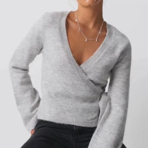 Gina stickad omlottkofta - Så fin stickad kofta från Gina Tricot, aldrig använd, inga defekter! Knytning på sidan!