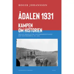 På några få minuter var det över. Fem människor låg ihjälskjutna och lika många låg sårade, på grusvägen ner till hamnen, där i Lunde. En ung kvinna, Eira Söderberg, hade träffats av kulspruteeld. Den militära truppens beskjutning av ett obeväpnat demonstrationståg i Ådalen, var den mest dramatiska och omtalade händelsen i Sverige vid 1930-talets ingång. Den politiska dramatiken och de tvära kasten förstärktes av det socialdemokratiska segertåget i andrakammarvalet hösten 1932 och krisuppgörelsen med Bondeförbundet året efter. Ådalshändelsen fick en rad omedelbara följder. De politiska frontlinjerna och den klassbaserade retoriken som under 1920-talets slut blivit allt mer tydlig skärptes för att delvis kollapsa åren efter. Men skottens stora betydelse ligger kanske i historieskrivningens efterhandsperspektiv. I detta har Ådalen och de kaotiska borgerliga minoritetsregeringarna under 1920-talet ställts mot det fredliga och stabila Folkhemssverige efter krisuppgörelsen i mars 1933. Därmed har skotten i Lunde hamn utgjort en viktig byggkloss när vi förklarat hur det moderna Sverige tog form. Det finns en skillnad mellan historia som vetenskap och historia som historiskt minne, som boken vill fästa uppmärksamhet på. Ådalen som motbild till det trygga Folkhemmet är en bild av hur vi kan uppleva verkligheten. Inte nödvändigtvis hur den såg ut. Vår uppfattning om vad som hänt kan dock vara nog så verklig när vi handlar, agerar och tolkar omvärlden. Roger Johansson är professor i historia vid Lunds och Malmö universitet. Fakta om boken: Format: 140 x215 mm Omfång: 653 sidor Danskt band Illustrerad ISBN 978-91-986706-0-8    Format Danskt band   Omfång 652 sidor   Språk Svenska   Förlag Hjalmarson & Högberg Bokförlag   Utgivningsdatum 2021-04-21   Medverkande Conny Lindström   ISBN 9789198670608  