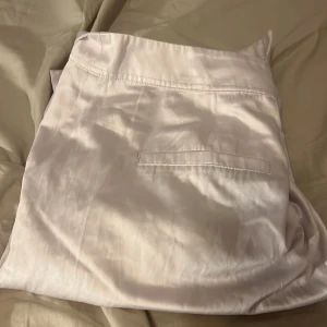 Ljusrosa byxor  - Säljer ett par eleganta ljusrosa byxor från ginatricot!