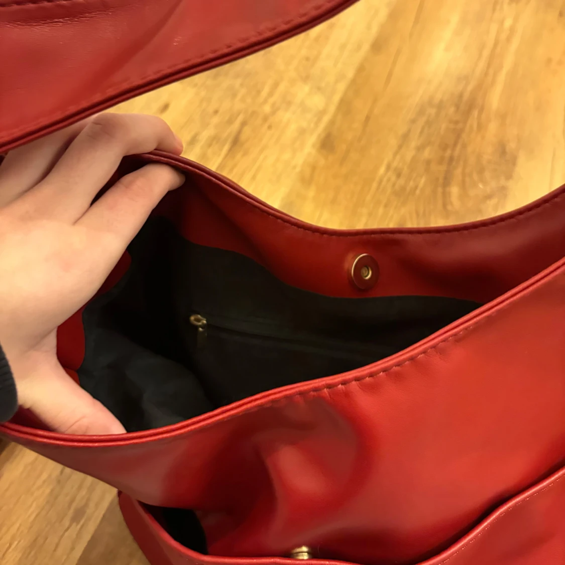 Röd axelväska i syntetmaterial - 92