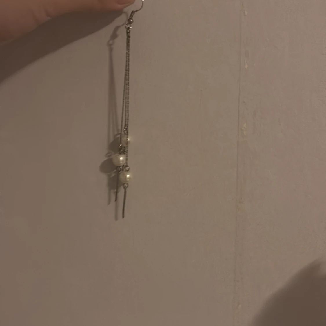 Långa örhängen med pärlor