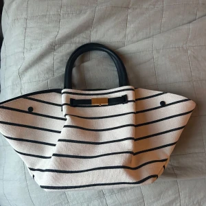 Randig väska från DeMellier - Säljer en snygg randig väska från DeMellier London! Endast använd några fåtal gånger🖤 Dustbag medkommer & pris kan diskuteras 