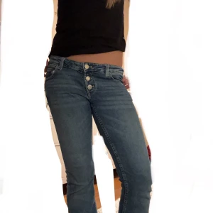 Low Waits bootcut jeans - Säljer ett par snygga blå jeans i bra skick. Dem boocut och lågmidjade . Perfekta för både vardag och fest! 🥳 Passar mig perfekt som är 160 ! 