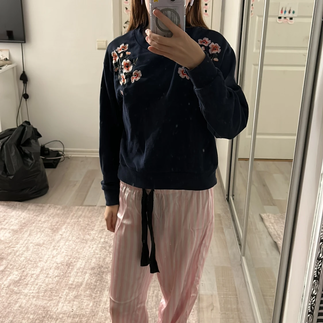 Mörkblå tröja med blommig broderi - 90