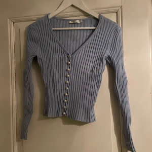 NA-KD stickad cardigan med pärlor - Säljer denna cardigan från NA-KD då den aldrig kommer till användning, nypris 449🥰