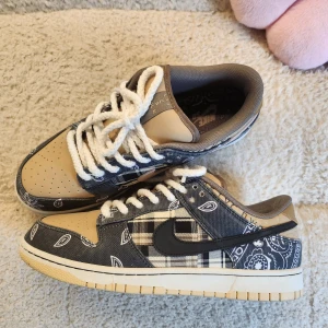 Travis Dunks EU 45 - [Ej autentiska] Används aldrig. Har ej kvar kartongen men alla skosnören följer självklart med. 