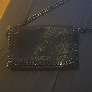 Stella McCartney Suede Crossbody - Säljer denna super fina mörkblå glittriga  Stella McCartney väska då den inte kommer till användning! Pris kan diskuteras privat. ÄKTA!💗
