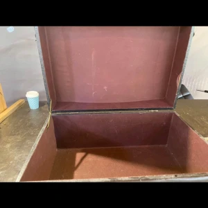 Svart vintage resväska -  Det här är en stol som du kan sitta på och gömma dina saker i, tillverkad 1921 av Michel Kors International och det här är ett naturläder