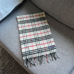 Burberry Scarf - Säljer en fet scarf ifrån Burberry, perfekt till vintern. Hör av er vid funderingar! 😊