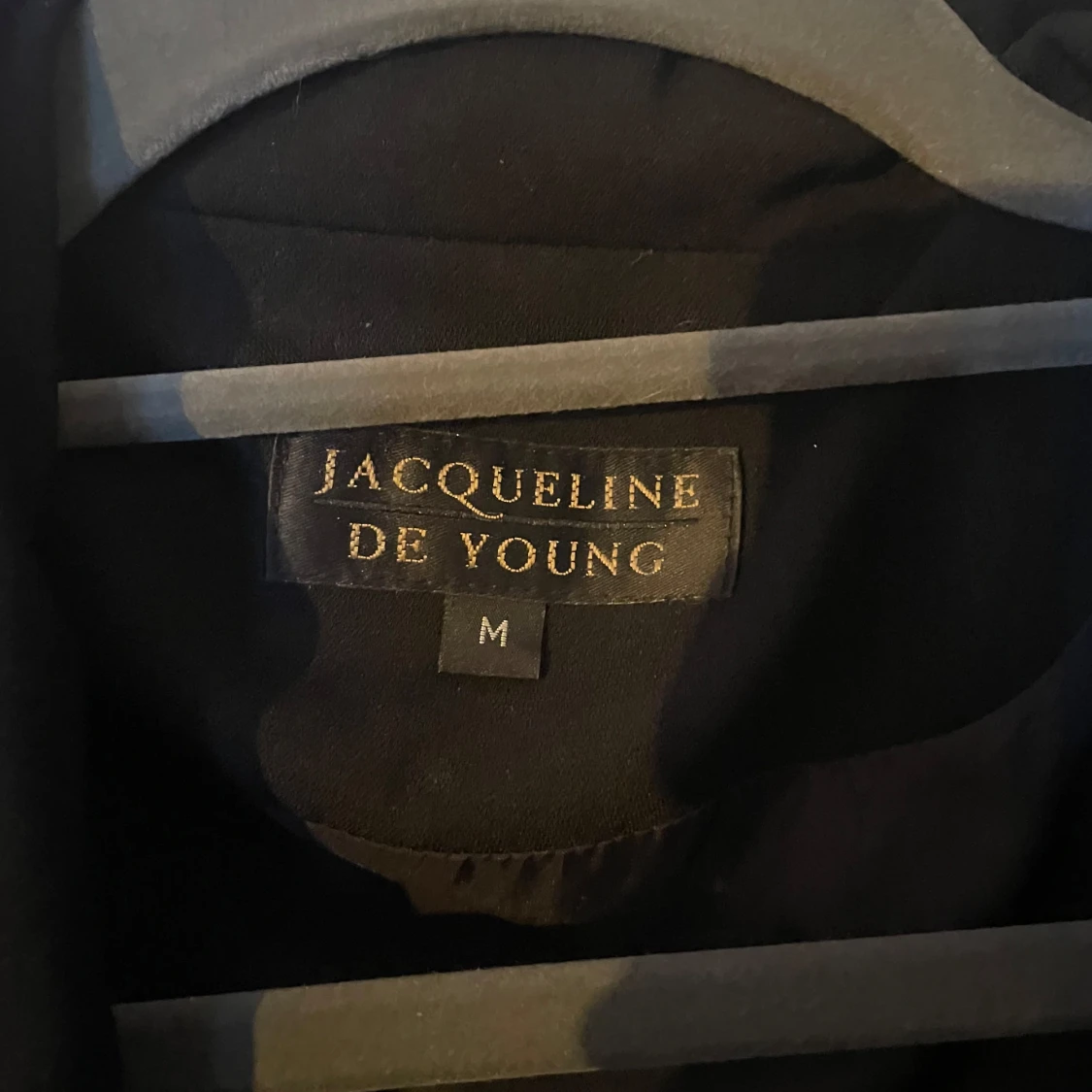 Svart kappa från Jacqueline de Young - 90