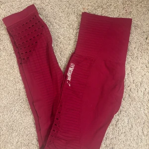 Gymshark tights - Röda/lila. Fint skick men märket är lite slitet. 