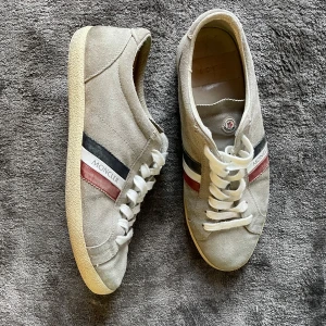 Moncler skor - Säljer dessa feta moncler skor i storlek 43. Passar 43-44. Skick enligt bild 