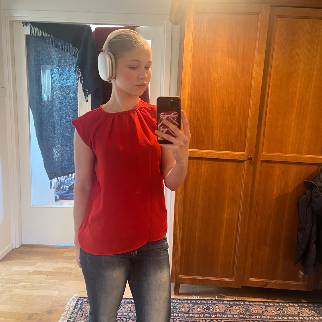 Röd ärmlös blus från Mango