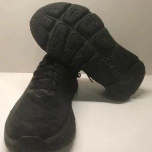 Hoka gaviota 5 löparskor - Snygga svarta löparskor med snörning och en robust sula. Perfekta för en stilren och bekväm look. Passar bra till både träning och vardagsbruk.
