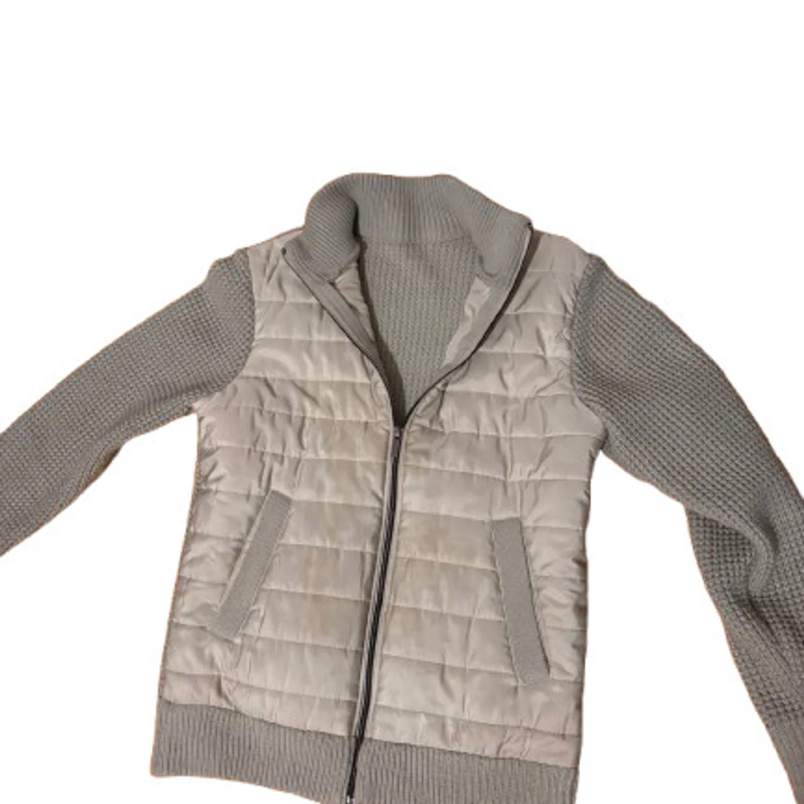 Beige quiltad jacka med stickade ärmar