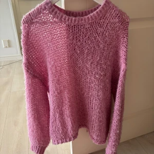 Rosa stickad tröja från Vero Moda - Säljer en rosa stickad tröja från Vero Moda. Den är perfekt för lite kyligare sommarkvällar💖