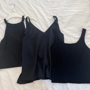 Svarta linnen i olika stilar - Tre svarta linnen i olika stilar. Ett ribbat linne med breda axelband, ett högre halslinne med smala axelband och ett löst sittande linne med v-ringning. 1: 60kr 2: 60kr 3: 100kr  PAKETPRIS: alla tre för 190kr ❗️