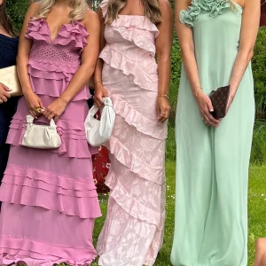 Rosa långklänning med volanger - Ska nu sälja min otroligt vackra balklänning jag hade på min bal 2024💗Klänningen är från Boohoo och använd en gång men inga fläckar eller anmärkningar finns på den🫶🏽