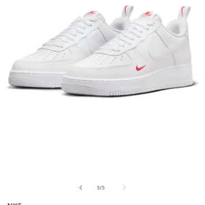 Säljer ett par jättesnygga helt oanvända Nike Air Force med röda detaljer - Jättesnygga helt oanvända vita Nike Air Force 1 med unika röda detaljer på, perfekta nu till våren🌸De är i storleken 45 herr, är i jättebra material, är lätta att styla, har bra passform och är super sköna! De är nya med pappen kvar i dem men tyvärr finns ej kartongen/kvittot kvar⭐️skriv gärna om funderingar,lämna gärna omdöme om köpt och priset kan diskuteras😊