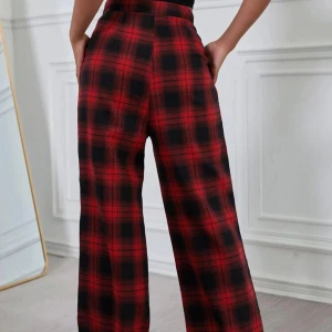 Röda och svarta rutiga byxor - Lite osäker på vart jag har dem här så skriv gärna innan du köper så jag vet att jag kan hitta dem! Använda ett fåtal gånger, hög midja
