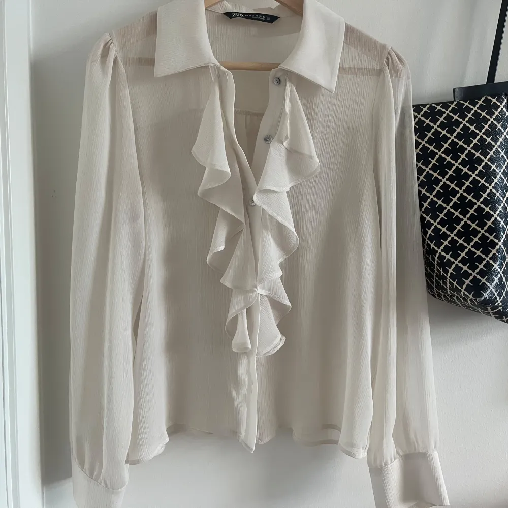Vit vårlig blus från Zara. Oanvänd!. Puserot.