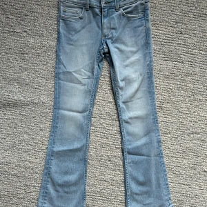 Blå bootcut jeans - Snygga ljusblå bootcut jeans med dubbla knappar i midjan. Utan fickor på baksidan som ger en cool stil. Väldigt sköna och använda max 2 gånger så är i helt nytt skick! Skriv gärna till mig vid intresse 😊💞
