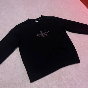 Calvin klein tröja - Storlek M men kan passa s, använd en bit  Ck svart sweatshirt