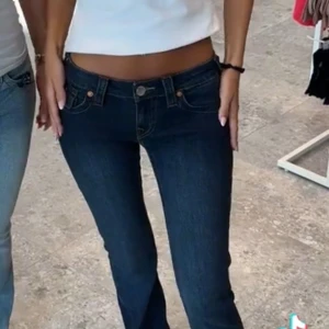 True Religion Jeans - Intressekoll på mina true religion jeans i modellen joey, kommer ej till användning då de är lite stora🪐 kan gå ner i pris vid snabb affär | nypris 1299kr