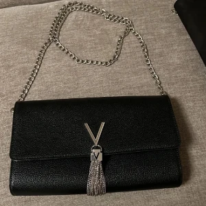 Svart axelväska med kedja - Svart jättefin väska från valentiono, säljer då jag inte får någon användning av den längre💗