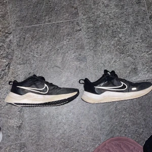 Nike skor bra för träning eller idrott kan diskutera pris  - Säljer ett par svarta Nike sneakers 
