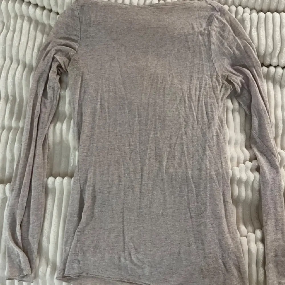 SĂ€ljer en stilren beige lĂ„ngĂ€rmad topp frĂ„n Intimissimi. Toppen har en enkel design och Ă€r perfekt för lager-pĂ„-lager eller att bĂ€ra som den Ă€r. AndvĂ€nd 2-3 gĂ„nger men sĂ€ljs dĂ„ den ej kommer till andvĂ€ndningâŁïž. Neuletakit & Villapaidat.