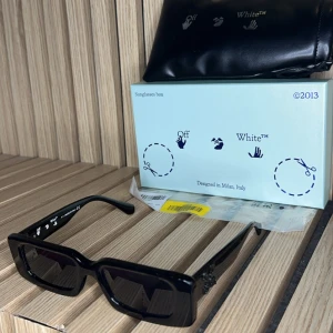 Off-White Virgil Solglasögon Herr - Off-White Virgil Solglasögon  Storlek: Unisex Skick: 8/10 Pris: 1600kr Frakt: (Hemlevererat spårbart)📦  Medföljer box samt dustbag. Tveka inte att höra av dig vid minsta frågan!