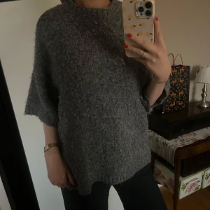 Grå stickad tröja - Mysig grå stickad tröja från Moa Mattsons kollektion med NAKD med trekvartsärm. Perfekt för kyliga dagar och ger en avslappnad look. Passar bra till jeans, kjol, klänning och alla typer av byxor.