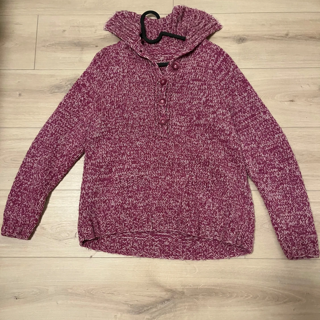 Lila stickad tröja med knappar