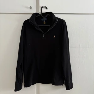 Ralph lauren half zip - Ralph lauren half zip i utmärkt skick, storlek 14-16 men passar XS, den passar en som är upp till 170cm lång, kom privat för fler bilder eller frågor!
