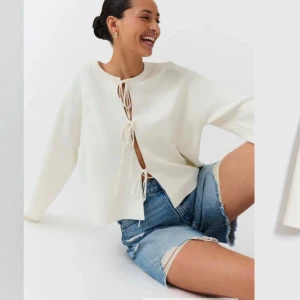 knitted tie cardigan -  Jag säljer för att jag inte använder den och jag har inte plats för den att bara ligga, är använd men i superbra skick!!