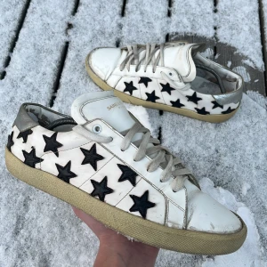 Saint laurent skor - Tja! Säljer nu dessa sjukt snygga saint Laurent skor. Skick 7/10 väldigt använda men har mycket kvar att ge, har försökt piffat till dem. Nypris ligger på 7500kr men säljs nu för endast 1500kr. Hör av er vid minsta lilla fundering!